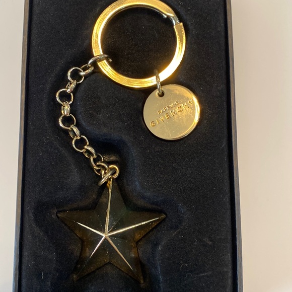 Bag Charm Givenchy Key Ring Gold Star Signature Tag Gold-tone Parfums Luxury - Picture 3 of 7